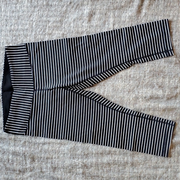 Lululemon Wunder Under Crops - Picture 2 of 4